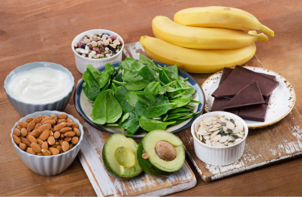 常吃含镁食物可以帮助补充镁，改善情绪。如绿叶蔬菜就富含镁。(Shutterstock)