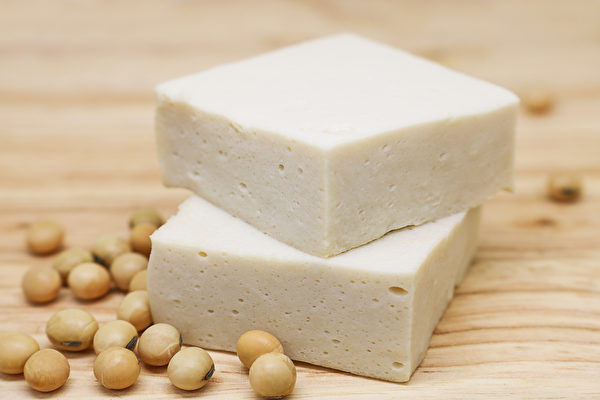 痛风患者可以吃豆制品，但要留意多肉少菜的“酸性饮食”。(Shutterstock)