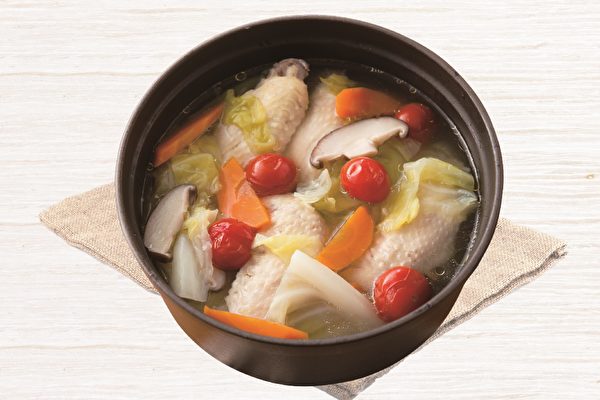 简单好做又美味的抗病蔬菜汤。（联经出版提供）
