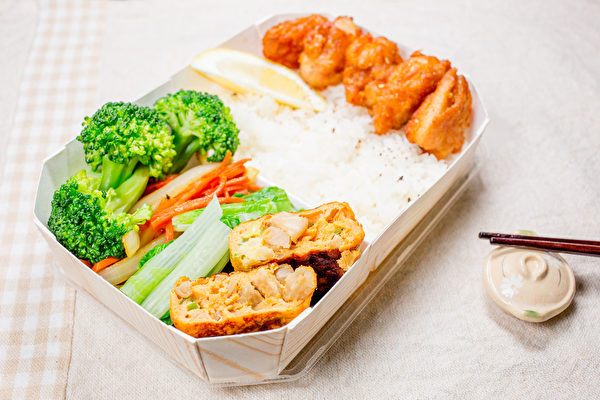健康的减肥方法，每餐内容需有白米饭、蔬菜和肉类等蛋白质。(Shutterstock)