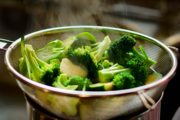 花椰菜和青花菜中除了花青素、维生素C易因烹煮而流失，其它营养较不受高温影响。(Shutterstock)