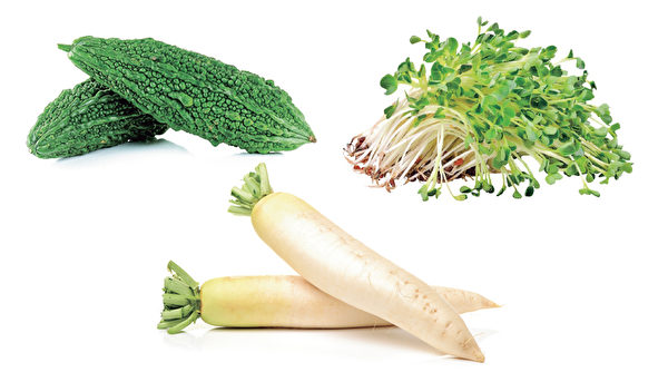 煮蔬菜汤的推荐食材：苦瓜、白萝卜和豆芽菜。（和平国际提供）