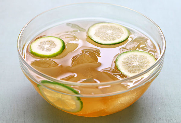 冷藏的爱玉冻加糖水、碎冰、柠檬汁食用，清凉爽口，风味绝佳。(Shutterstock)