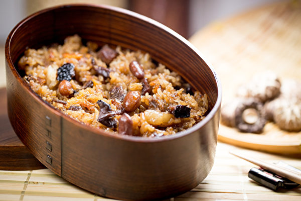 糯米不易消化，由糯米煮成的油饭，平时容易胃胀气的人要少吃。(Shutterstock)