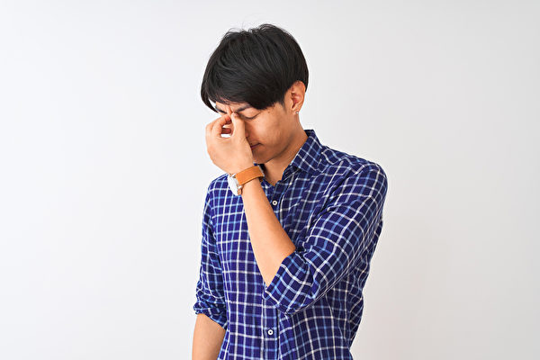 眼睛干涩疲劳，最容易忽略的眼睛自救警讯。(Shutterstock)