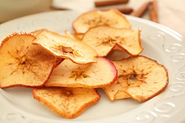 水果干可以连皮一起吃。果皮的营养价值很高，尤其食物纤维更是丰富。(Shutterstock)