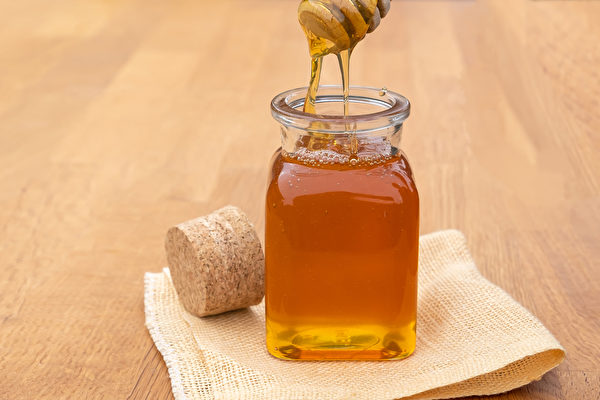 蜂蜜含有天然的杀菌成分，能缓解喉咙痛、减轻发炎。(Shutterstock)