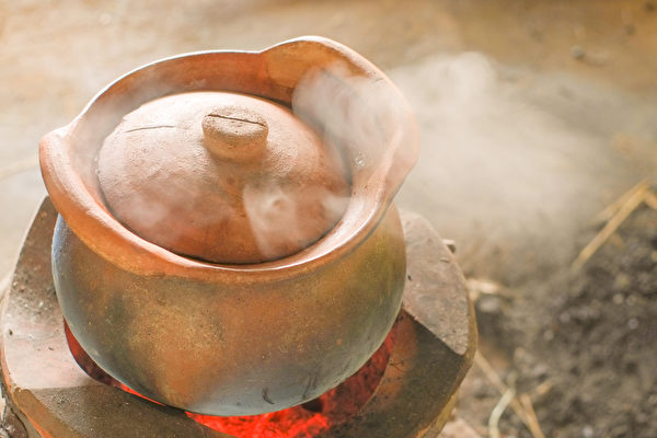 熬粥用的锅以砂锅为上。砂锅保温性能好，能使米粒持续、均匀地受热，而不溢锅。(Shutterstock)
