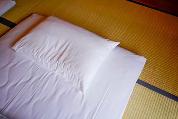 薄硬的垫被和松软的床垫，哪一个更能消除疲劳？(Shutterstock)
