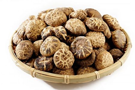冬菇味甘性平凉。又称：香菇、复蕈、香菌。（Shutterstock）