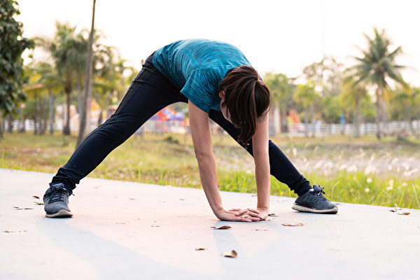 伸展运动可以增加身体柔软度、调节自律神经，有许多好处。(Shutterstock)