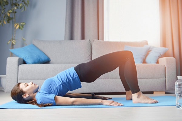 桥式提臀运动能训练臀大肌，加强肌力。(Shutterstock)