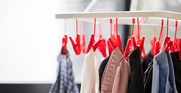 在室内——特别是湿冷天气晾衣服，有7个方法让衣服快速晾干，防臭味。(Shutterstock)